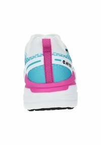 Baskets blanches avec des accents turquoise et roses, dotées d'une tige en mesh texturé, d'une languette à l'arrière et d'une semelle blanche rembourrée.