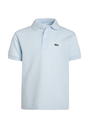 Polo de manga corta azul claro con tapeta de dos botones y pequeño logo de cocodrilo verde en el pecho izquierdo.