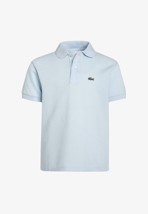 Lyseblå poloshirt med korte ærmer, to-knaps knaplukning og en lille grøn krokodille-logo på venstre bryst.