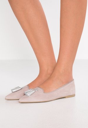Roze suède ballerina's met een puntige neus, voorzien van zilveren kwastjes aan de voorkant en een lage tan zool. Zachte textuur, minimalistisch ontwerp.