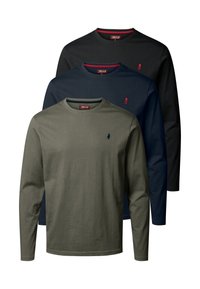 Trois t-shirts à manches longues en olive, bleu marine et noir. Chacun possède un col rond et un petit logo sur la poitrine. Matière en coton.