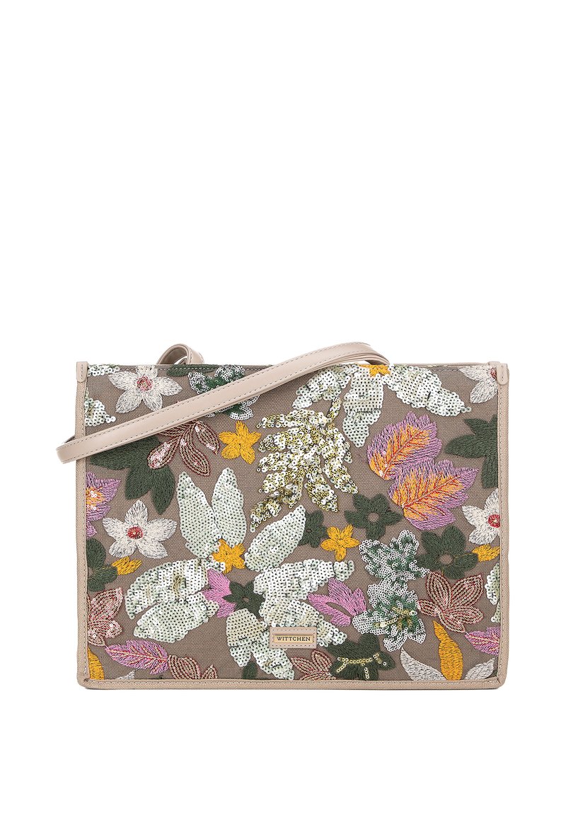 Sac à motif floral avec une broderie complexe aux couleurs vives sur une toile beige. Sangle légère et étiquette de la marque en bas à droite.