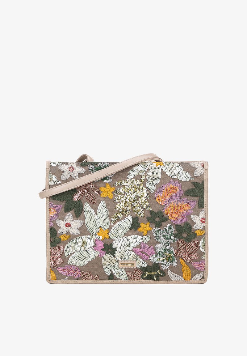 Tasche mit floralem Muster, die auf einem beigen Canvas aufwendige Stickereien in lebhaften Farben zeigt. Leichter Tragegurt und Markenschild in der unteren rechten Ecke.