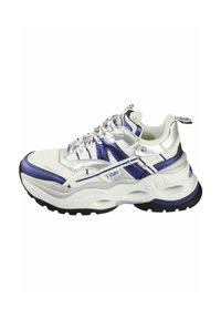 Bela in vijolična atletska tenisača z mrežnim zgornjim delom, sijočimi srebrnimi detajli, debelim podplatom in vzorčastimi vezalkami. Ima izstopajoč logotip na strani.