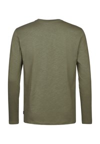 Dlouhý rukáv trička v olivově zelené barvě, s kulatým výstřihem, měkkou texturou, rovný střih a minimální značení poblíž lemu.