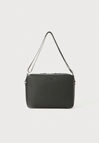 Črni usnjeni ročni kovček z teksturirano površino, pravokotno obliko in enim nastavljivim trakom. Na sredini je logo.