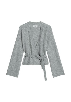 Szary dzianinowy kardigan na zakładkę z długimi rękawami, dekoltem w serek i paskiem do wiązania w talii, wykonany z miękkiej i fakturowanej tkaniny.
