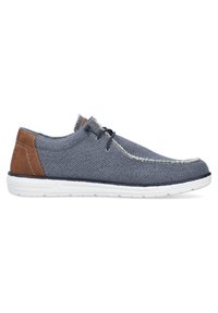 Chaussure basse décontractée avec tige en tissu gris texturé, bords effilochés, empiècement en cuir marron au talon, lacets noirs et semelle en caoutchouc blanche.