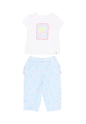 Camicia bianca a maniche corte con grafica di fragola rosa e sfondo a strisce blu abbinata a pantaloni a quadretti azzurri con piccoli puntini colorati.