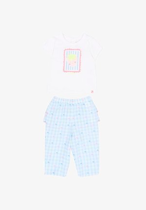 Chemise blanche à manches courtes avec un motif fraise rose sur un fond rayé bleu, associée à un pantalon bleu clair à carreaux avec de petits points colorés.