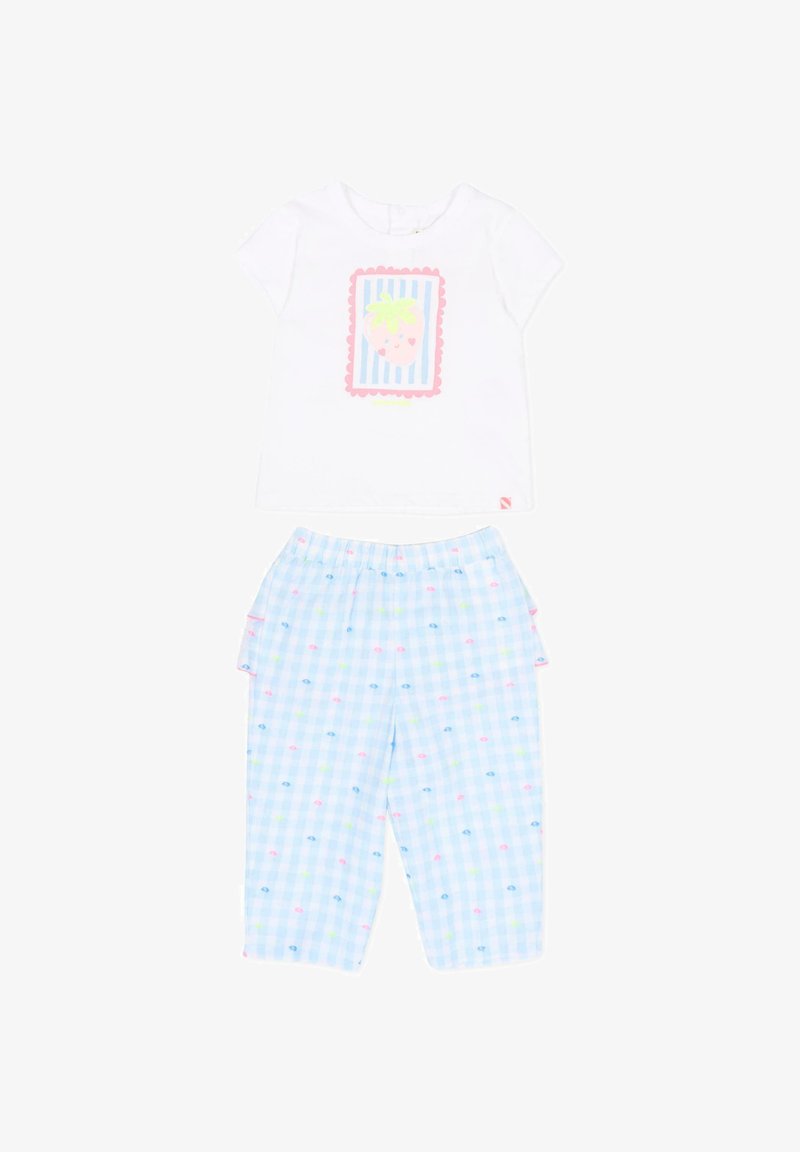 Chemise blanche à manches courtes avec un motif fraise rose sur un fond rayé bleu, associée à un pantalon bleu clair à carreaux avec de petits points colorés.