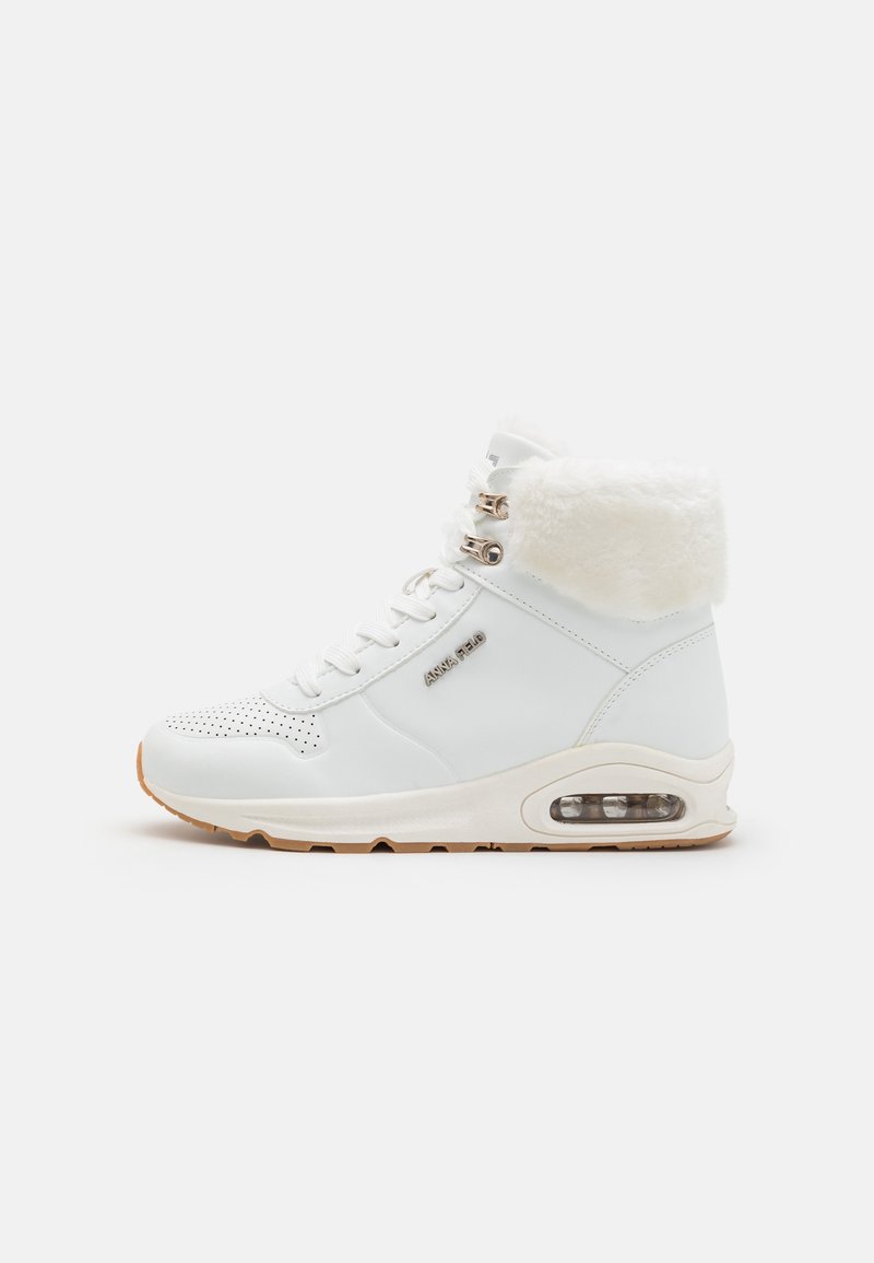 Sneakers bianchi alte con colletto in ecopelliccia, tomaia in pelle perforata e soletta con ammortizzazione ad aria trasparente. Presentano dettagli metallici.