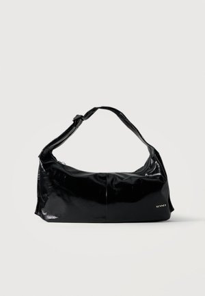 Sac bandoulière en cuir noir brillant avec une large sangle réglable et un logo de marque doré discret en bas à droite.