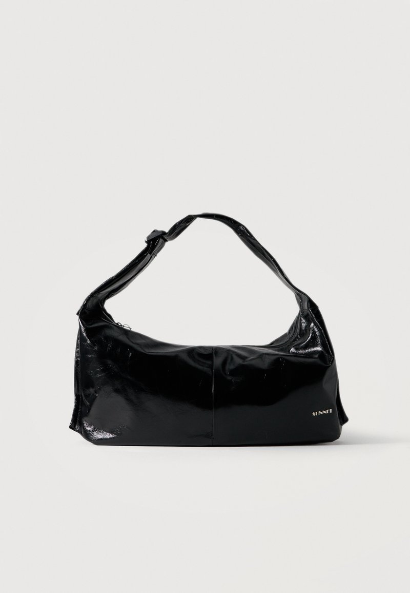 Sac bandoulière en cuir noir brillant avec une large sangle réglable et un logo de marque doré discret en bas à droite.