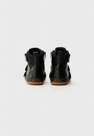 Schwarze High-Top-Sneaker aus einer Kombination von glattem Leder und Mesh-Obermaterial, mit Klettverschlussriemen und einer Sohle aus Gummi.