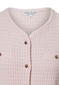Helle rosa gestrickte Cardigan mit strukturiertem Muster, V-Ausschnitt, goldenen Knopfverschlüssen und zwei Brusttaschen.