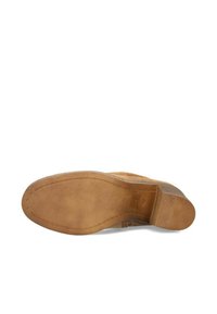 Suela de zapato de cuero marrón con un acabado texturizado, forma redondeada y ligera curvatura hacia arriba en el tacón. Presenta un diseño minimalista y sin marcas visibles.