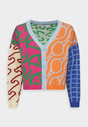 Cardigan boutonné avec des motifs abstraits multicolores : rose-vert, orange-gris, grille bleue et crème avec des gribouillis rouges, bordure et boutons bleu clair.