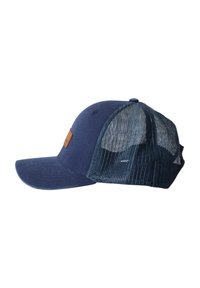 Gorra de malla azul con la parte delantera en un sólido color marino y visera curva. Presenta un parche de cuero marrón en el panel frontal. Malla trasera texturizada para una mejor transpirabilidad.