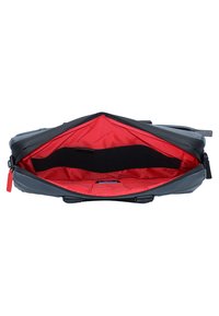 Bolso sintético negro con interior rojo. Presenta cierre con cremallera, compartimentos interiores y una correa negra para un almacenamiento seguro.