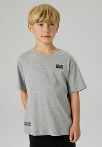 Graues Baumwoll-T-Shirt mit kurzen Ärmeln, rundem Ausschnitt und schwarzem Text: "JEDER PUNKT ZÄHLT" und unten "SPIELE MIT LEIDENSCHAFT".