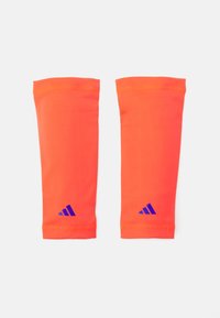 Oranje sportieve mouwsleeves van rekbaar materiaal, met een aansluitend ontwerp en blauwe Adidas-logo accenten aan de onderkant.