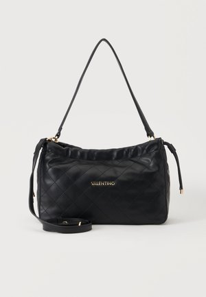 Schwarze gesteppte Leder Valentino Schultertasche mit goldenem Logo, mit einem Tragegriff oben und abnehmbarem Umhängeriemen.