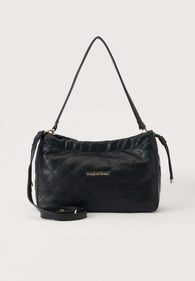 Μαύρη ραμμένη δερμάτινη τσάντα ώμου Valentino με χρυσό λογότυπο, διαθέτει επάνω χερούλι και αποσπώμενο ιμάντα για το σώμα.