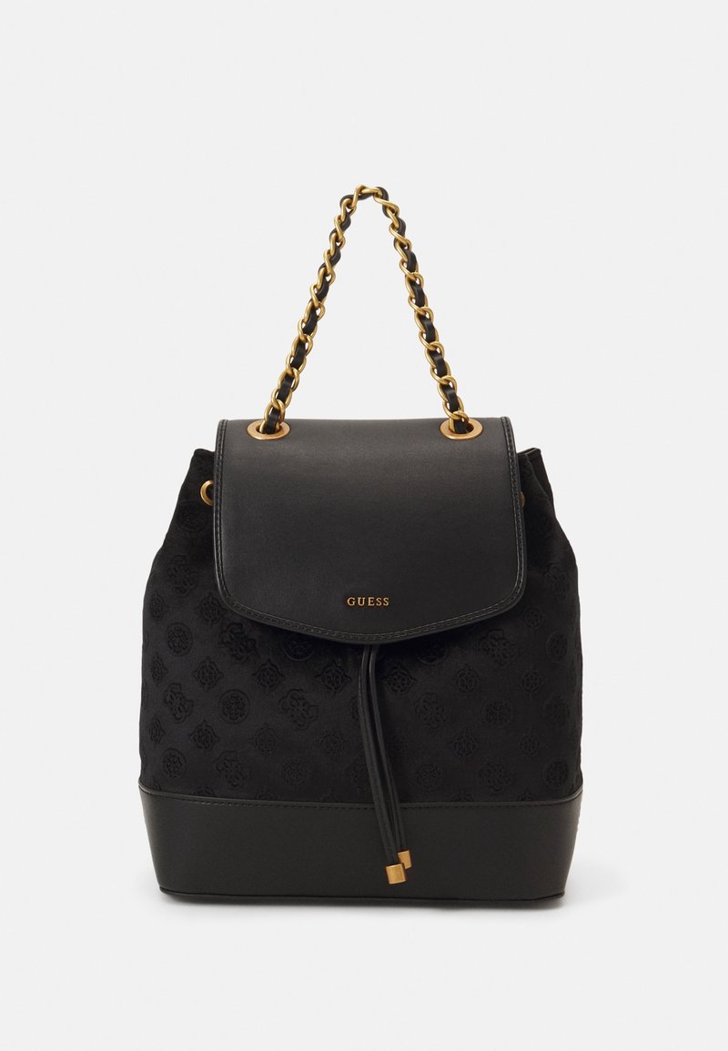 Sac à main noir Guess avec poignée chaîne dorée, fermeture à rabat, cordon de serrage et corps en tissu à motif subtil.