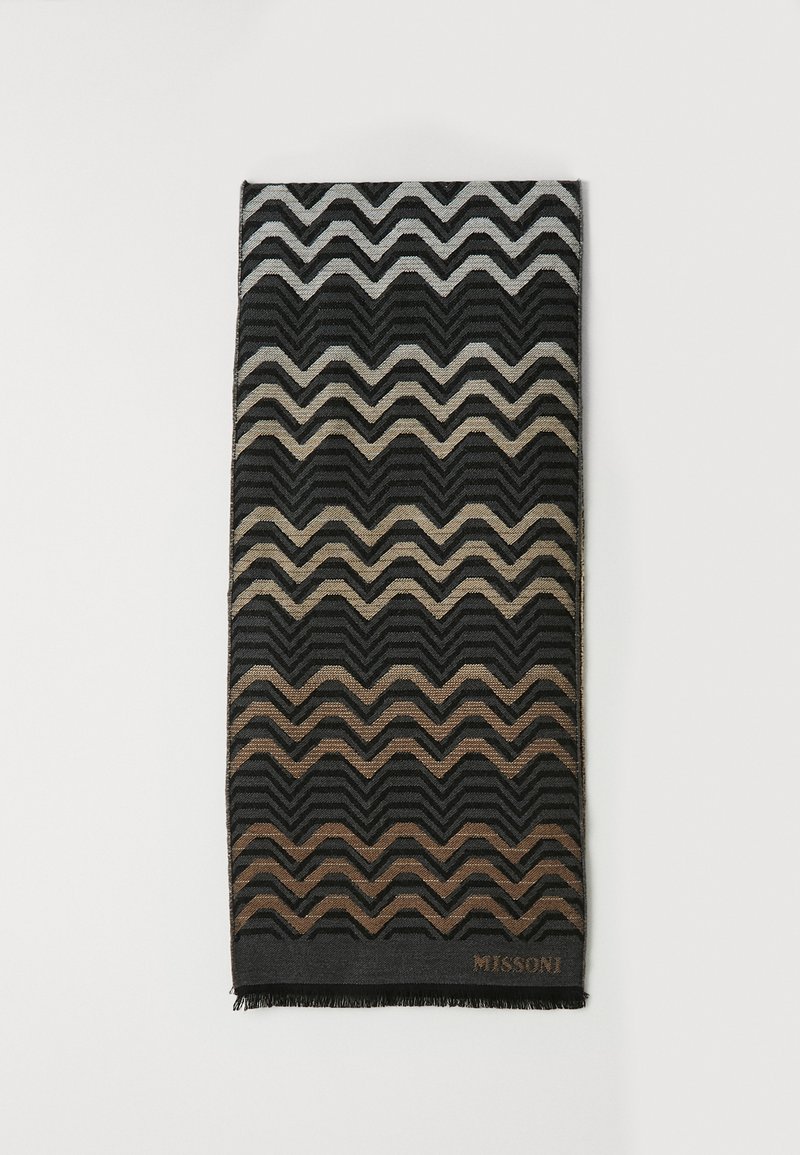 Sciarpa tessuta con strisce zigzag nere, marroni e beige e sottile logo "MISSONI" vicino al bordo frangiato su sfondo bianco.