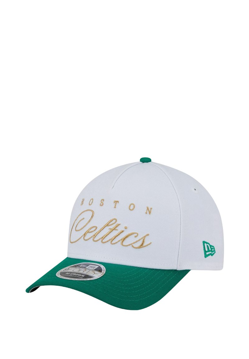 Baseball-Cap mit weißer Krone, grünem Visier und goldgesticktem "Boston Celtics"-Text auf der Vorderseite. New Era-Logo an der Seite.
