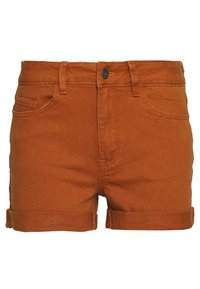 Shorts de mezclilla color óxido con botón frontal, trabillas para cinturón, pequeños bolsillos frontales y dobladillos enrollados.