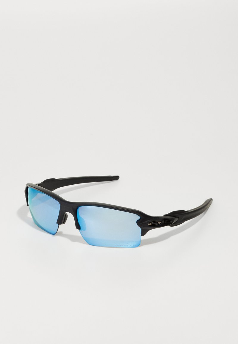 Gafas de sol deportivas con un marco negro mate, lentes espejados azules y un diseño aerodinámico que se adapta a la forma de la cara para una cobertura y comodidad óptimas.