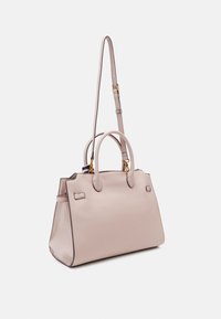 Borsa a mano in pelle rosa chiaro con due manici superiori e una tracolla rimovibile. Presenta cuciture sottili e dettagli in metallo dorato.