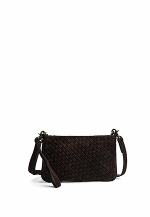 Petit sac à main en cuir tressé brun foncé avec bandoulière amovible et boucle pour poignet, présenté sur fond blanc.
