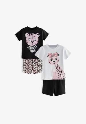 Kaksi lasten pyjamapaitaa ja -shortsia. Toinen musta paita, jossa on pinkki leopardin kasvot, ja toinen valkoinen pinkillä leopardikuvioinnilla. Leopardikuvioiset shortsit.