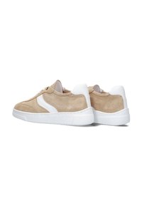 Beige suède sneakers met witte accenten, met een laag profiel, ronde neus, vetersluiting en een gestructureerde bovenkant. Effen witte rubberen zool.