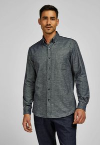 Donkerblauwe button-up shirt van stof met een gemêleerd patroon, lange mouwen, een borstzak en een klassieke kraag.