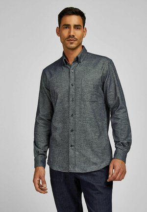 Donkerblauwe button-up shirt van stof met een gemêleerd patroon, lange mouwen, een borstzak en een klassieke kraag.