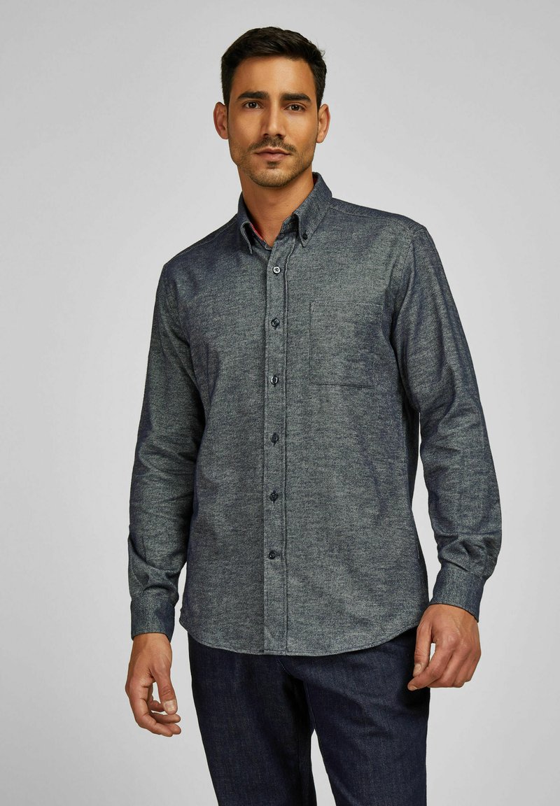 Donkerblauwe button-up shirt van stof met een gemêleerd patroon, lange mouwen, een borstzak en een klassieke kraag.