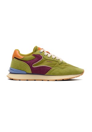 Grüner und violetter Veloursleder- und Stoff-Sneaker mit orangefarbenem Fersendetail, beiger Sohle und weißen Schnürsenkeln, seitlich auf weißem Hintergrund gezeigt.