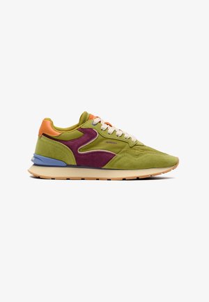 Baskets en suède vert et violet avec détail orange au talon, semelle beige et lacets blancs, vues de profil sur fond blanc.