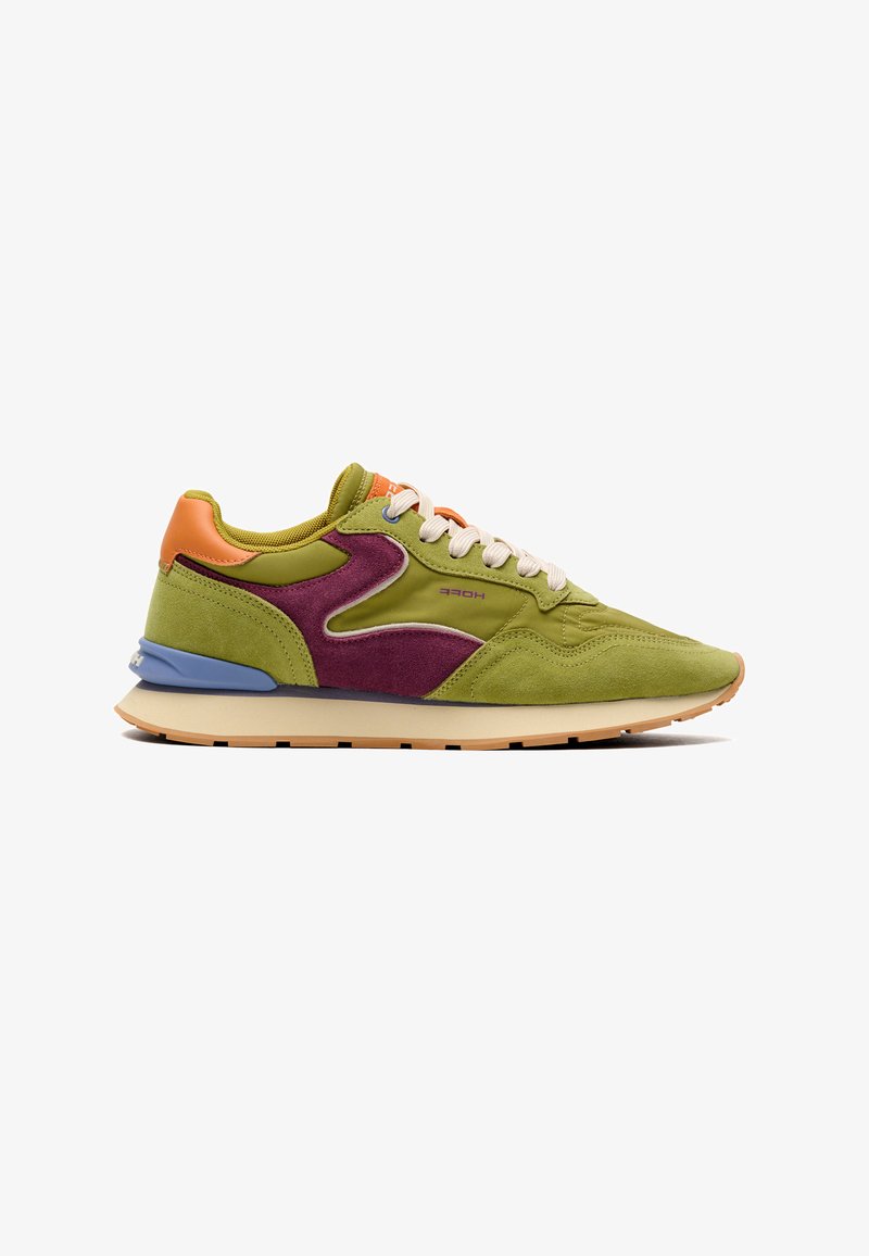 Baskets en suède vert et violet avec détail orange au talon, semelle beige et lacets blancs, vues de profil sur fond blanc.