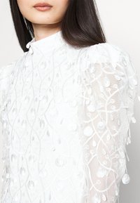 YAS Petite YASBEATE LS DRESS - CELEB - Oblečenie na špeciálnu príležitosť - star white