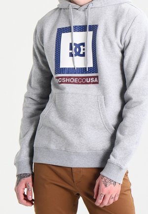 Szara bluza z kapturem wykonana z mieszanki bawełny, z przednią kieszenią typu kangur, kapturem na sznurku oraz dużym graficznym logo w kontrastowych kolorach.