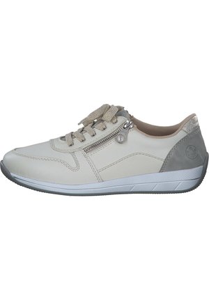 Baskets en cuir beige clair avec des accents gris, présentant une fermeture éclair et un laçage. Semelle texturée pour une bonne adhérence, design épuré.