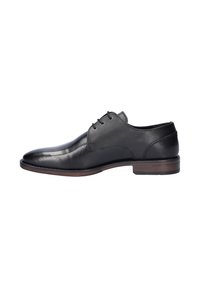 Zwarte leren dressshoe met een glad oppervlak, een ronde neus, gaasaccenten aan de zijkanten en een bruine rubberen zool. Voorzien van vetersluiting.