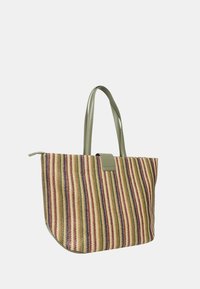 Borsa a tracolla intrecciata con strisce verticali multicolori in rosso, giallo e verde. Presenta spallacci di colore verde chiaro e una base solida.