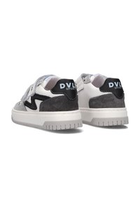 Grijze en witte sportschoenen van suède en leer, met klittenbandsluitingen, een zwarte hakaccent en een gestructureerde rubberen zool.