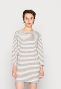 Vestido riscado em cinza e branco com decote arredondado e mangas até ao cotovelo, apresentando um corte descontraído e um tecido leve e suave.